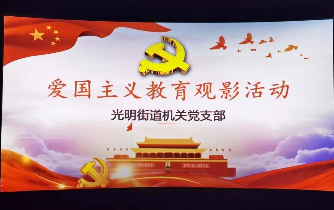 我同桌是一个挺帅的男生，他故意伸腿用膝盖碰我的大腿，为什么，是喜欢吗？游戏画面